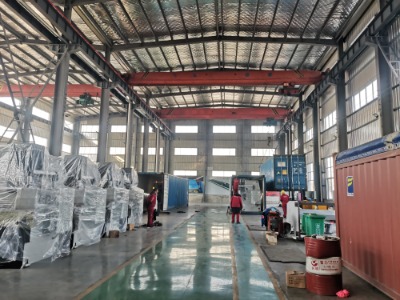 Ako tento veľký ohýbací stroj zvláda kompenzáciu vychýlenia pre vychýlenie po celej dĺžke ohybu?